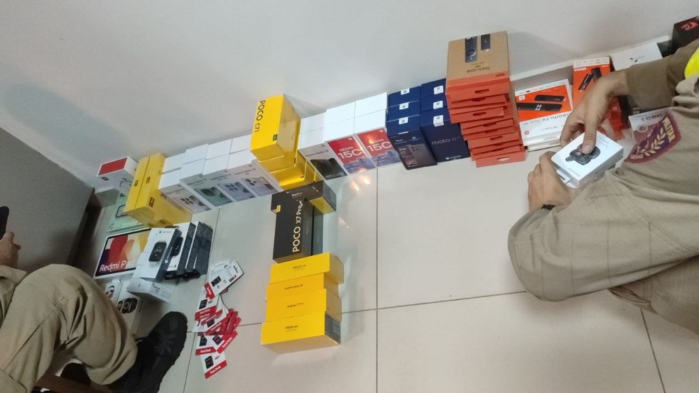 Mercadorias apreendidas estão avaliadas em cerca de R$ 700 mil — Foto: Polícia Militar Rodoviária/Divulgação