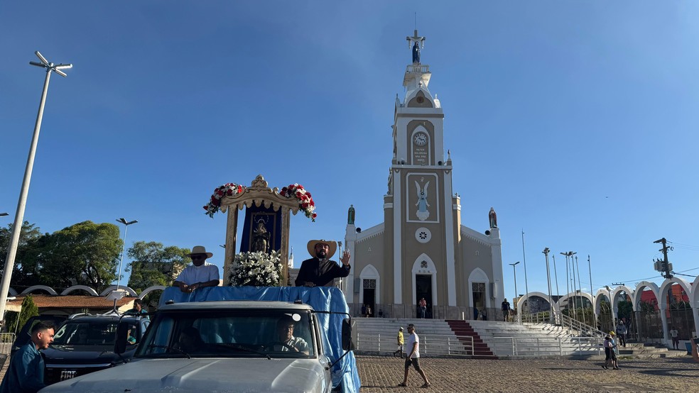 Imagem histórica de Nossa Senhora das Dores percorre ruas de Juazeiro do Norte — Foto: Paulo Henrique Rodrigues/ TV Verdes Mares Cariri