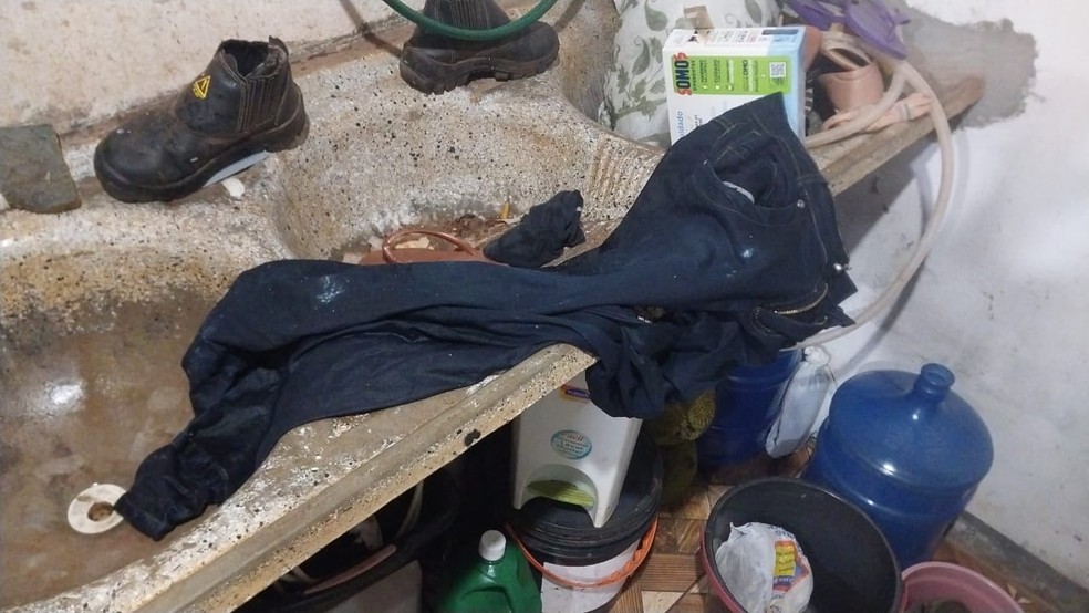 Supeito foi encontrando lavando a roupa suja de sangue — Foto: Divulgação