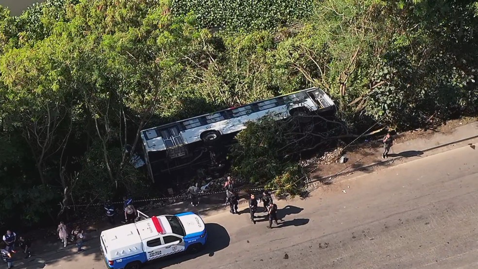 Ônibus cai em canal às margens da Av. Ayrton Senna — Foto: Reprodução/ TV Globo