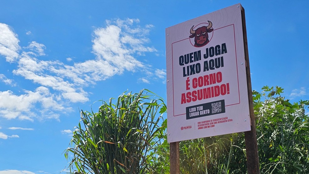 1 de 2
Campanha contra descarte irregular usa placas com frases inusitadas em Lins (SP) — Foto: Prefeitura de Lins/divulgação