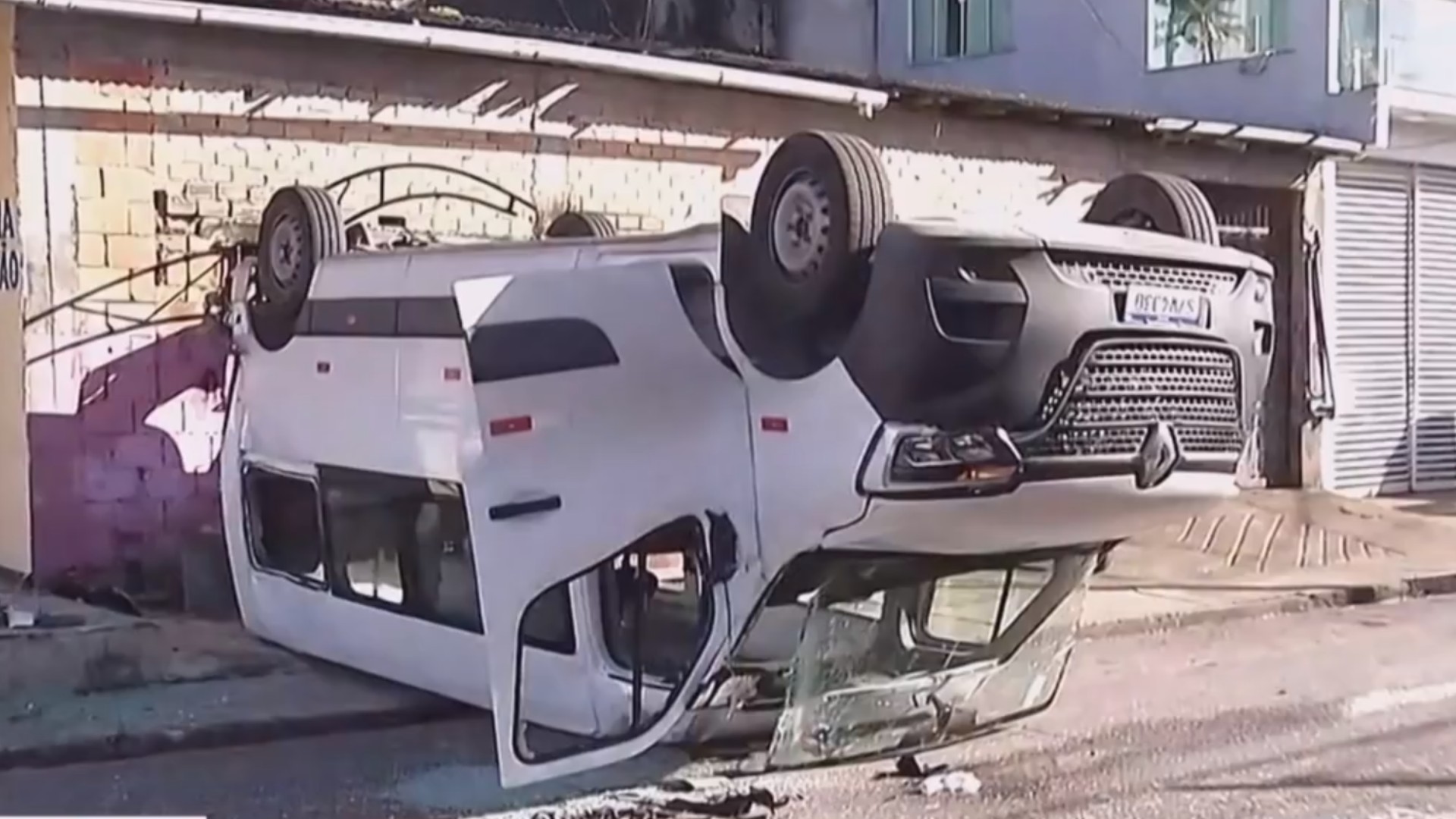Van capota após colidir com caminhão em cruzamento na Sacramenta, em Belém