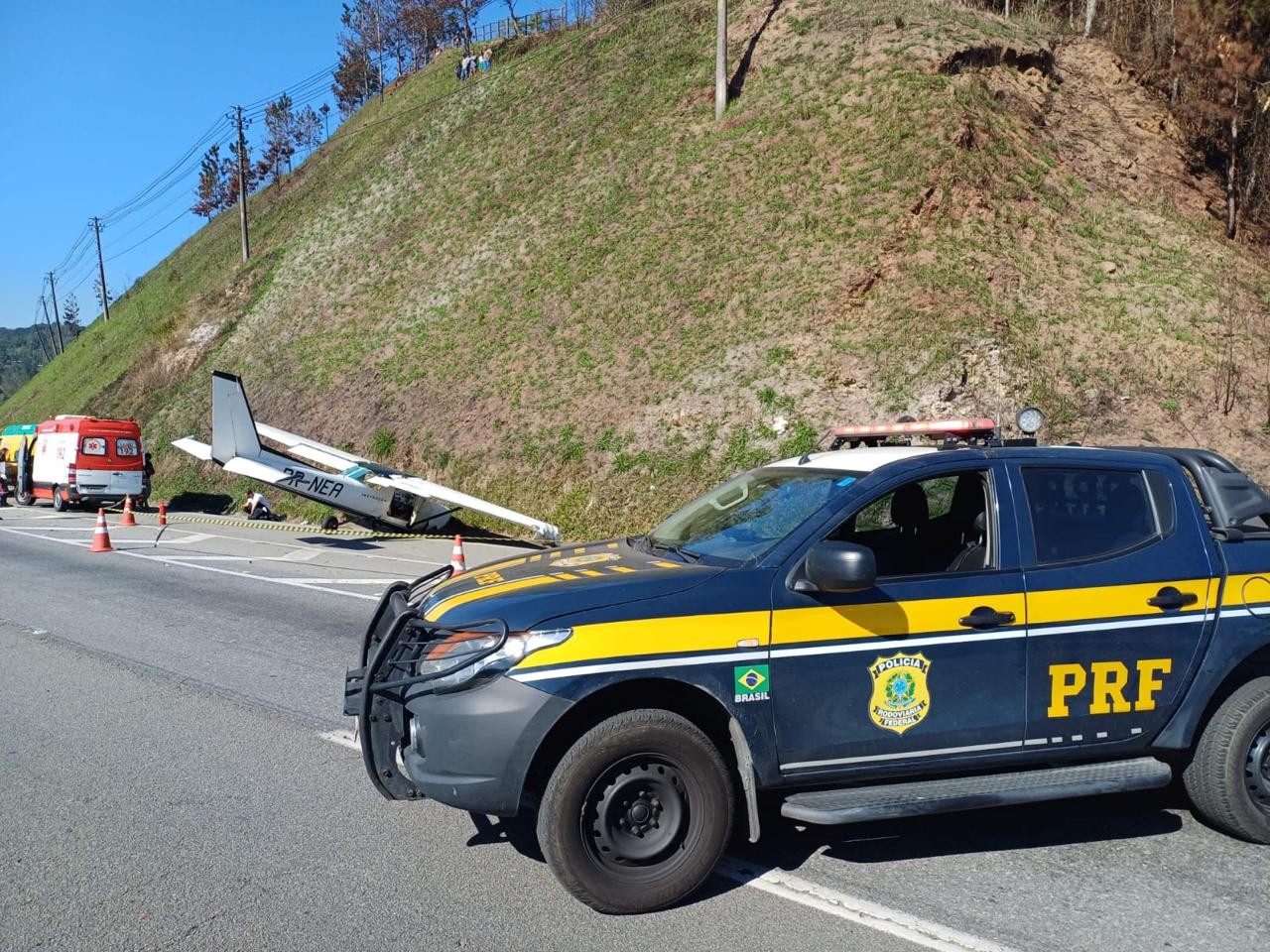 Avião faz pouso forçado na Rodovia Régis Bittencourt em Juquitiba, Grande SP, diz PRF