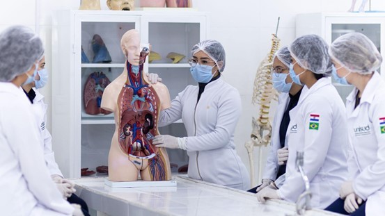 Estudar Medicina no Paraguai se torna alternativa acessível para brasileiros