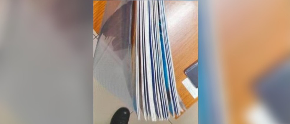 Folhas de papel de um livro onde foram encontradas as drogas sintéticas K4 em Valparaíso (SP) — Foto: Polícia Militar/Divulgação