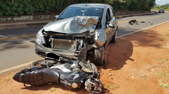 G1 - Motociclista e garupa morrem em acidente entre carro e moto