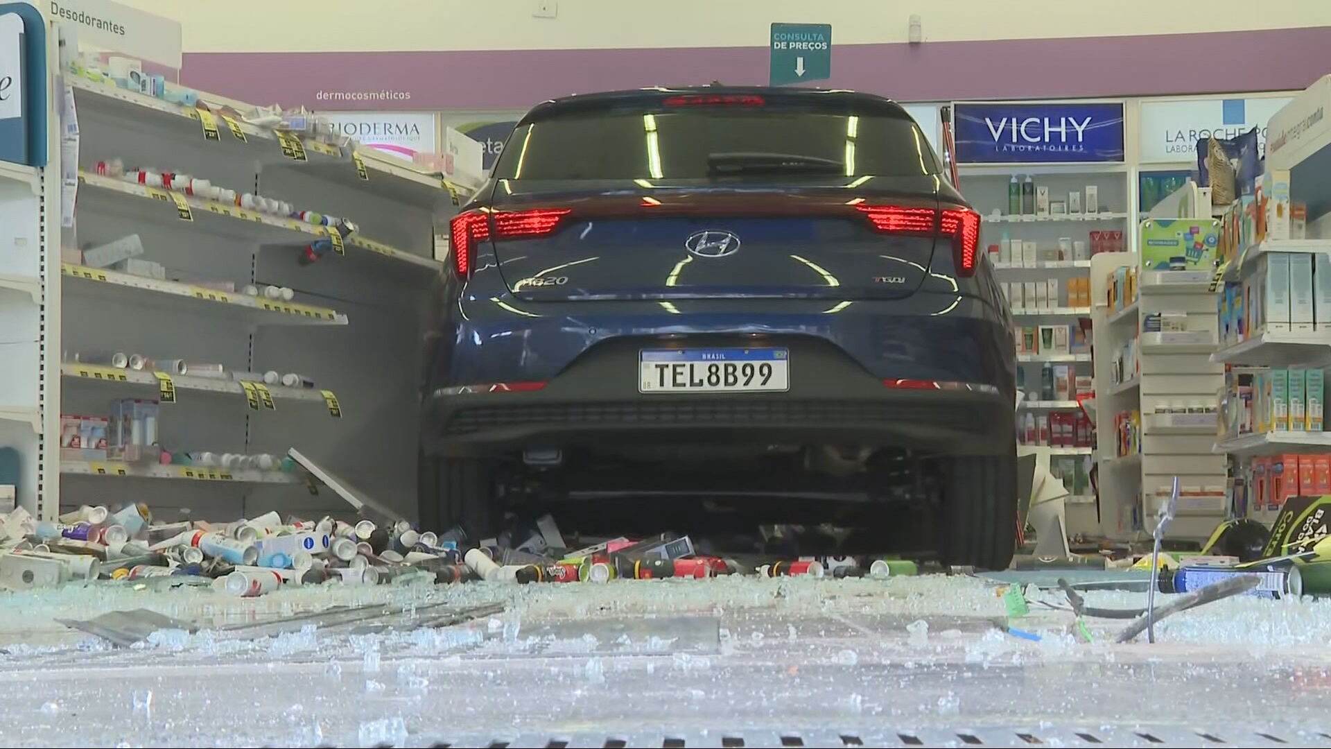 Carro invade farmácia em BH e atinge cliente