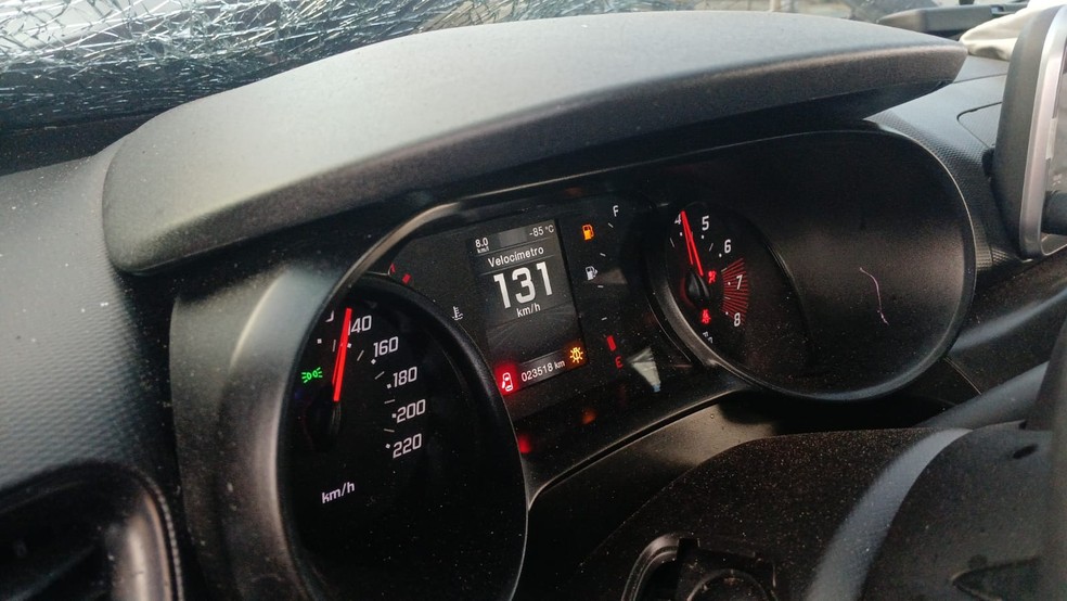 A PM informou que o painel do automóvel travou marcando 131 km/h após a batida — Foto: Juvêncio Martins/TV Mirante