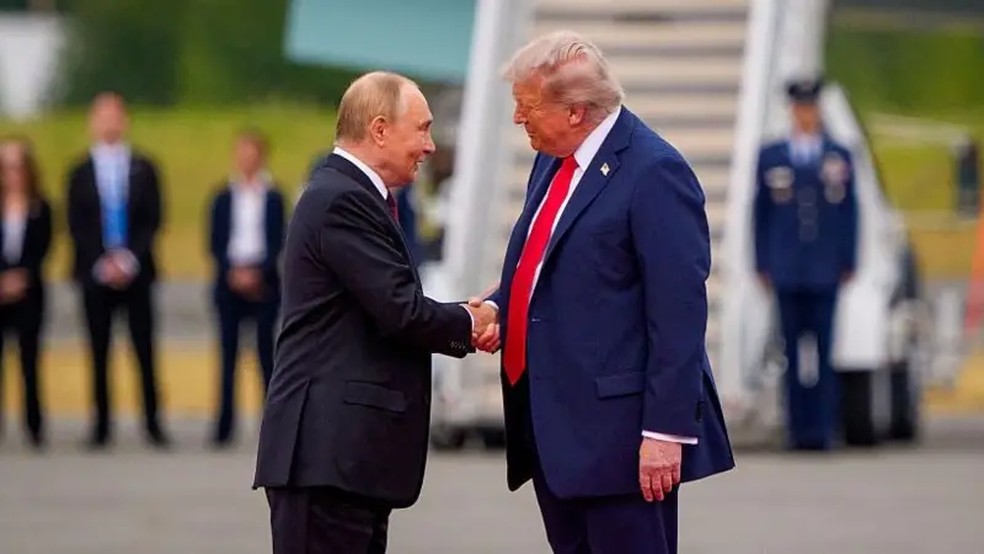 Donald Trump e Vladimir Putin se encontraram no Alasca no ano passado. — Foto: ANDREW HARNIK/GETTY IMAGES