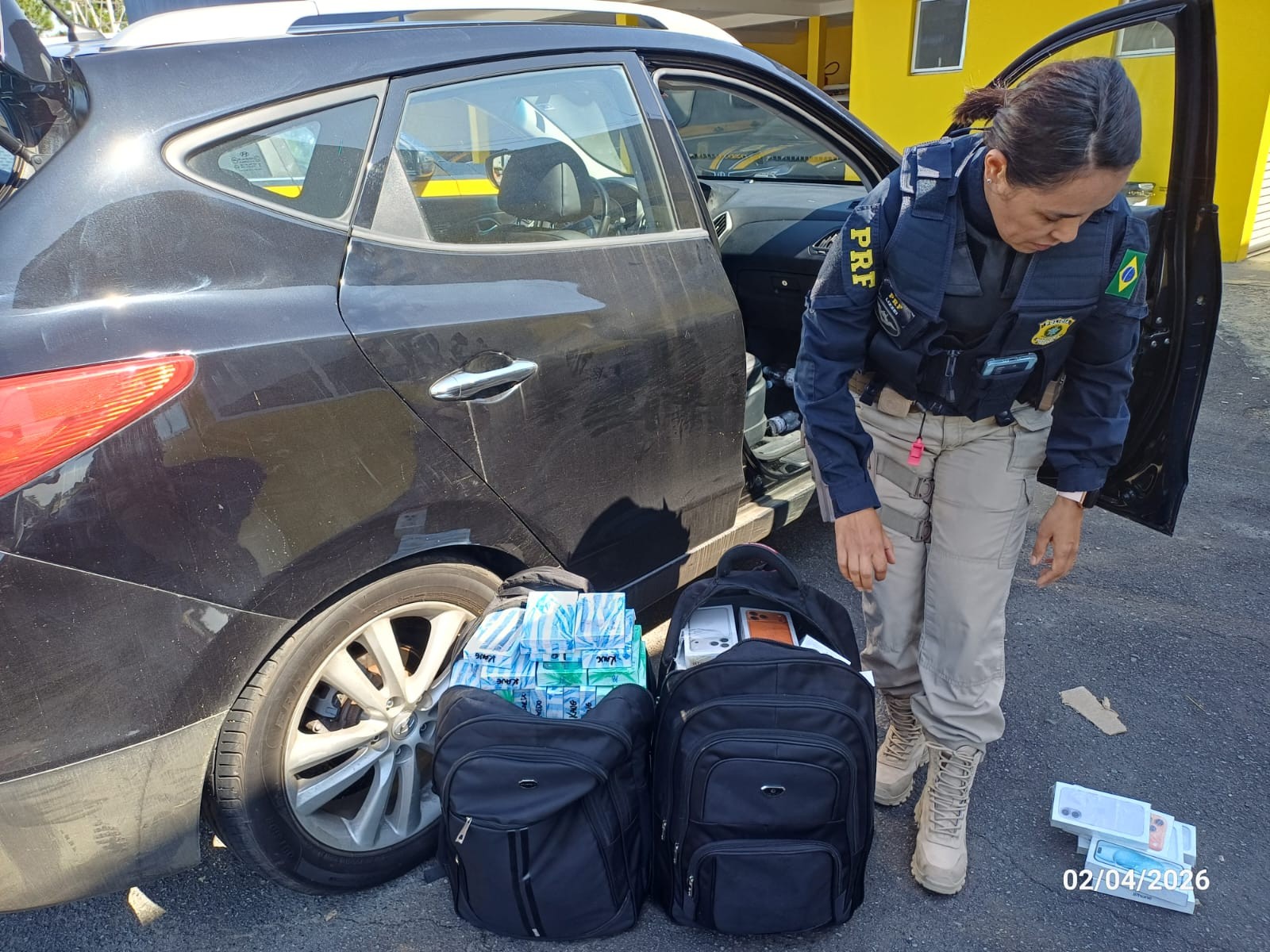 De iPhones a relógios: mais de R$ 2 milhões em eletrônicos escondidos em carro são apreendidos em SC