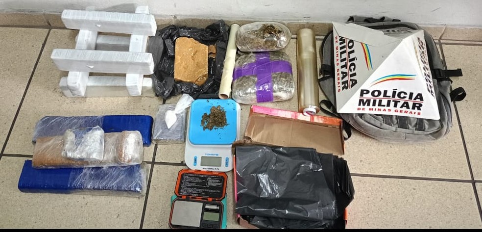 Polícia encontra drogas dentro de casa abandonada em Ipatinga — Foto: Polícia Militar/Divulgação