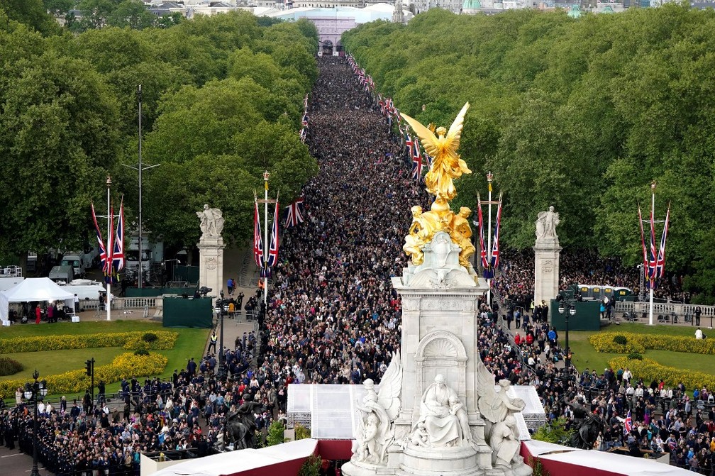A multidão em frente ao Palácio de Buckingham — Foto: Andrew Matthews / POOL / AFP