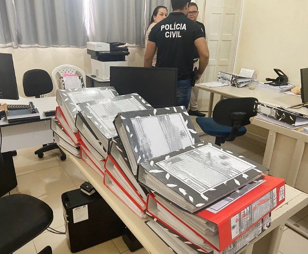 Operação “Estrada II” cumpre mandados em quatro cidades contra suspeitos de fraudes em licitações de construção de estrada em Morada Nova. — Foto: MPCE/ Divulgação