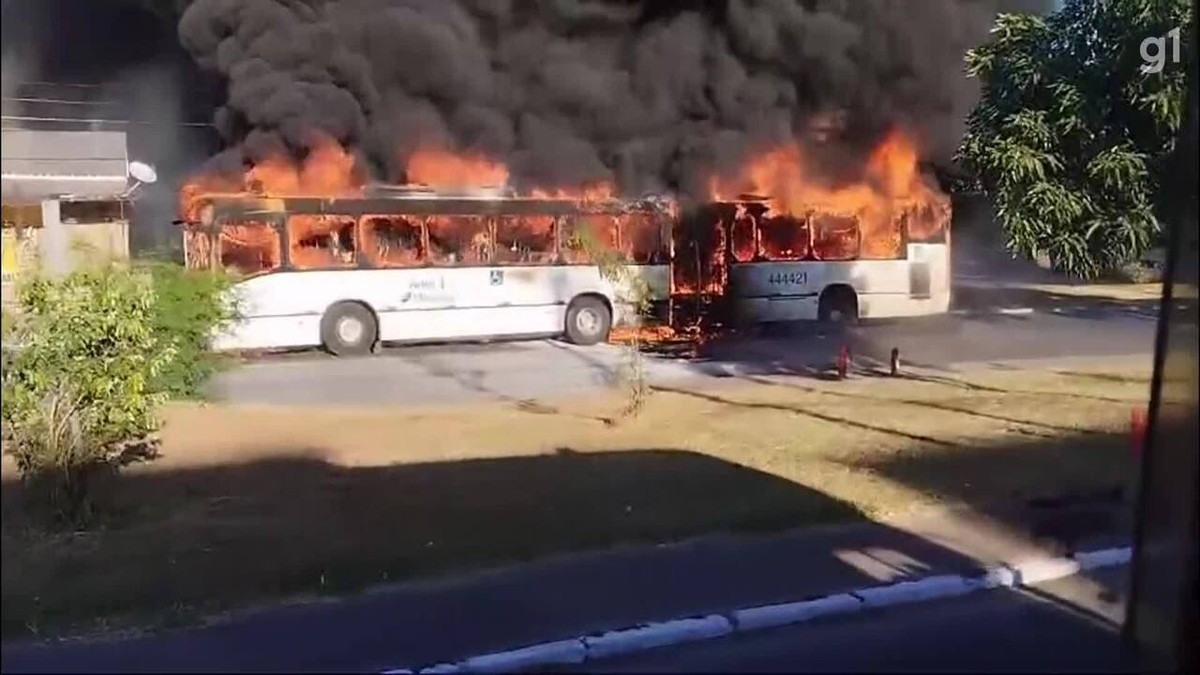 VÍDEOS: ônibus pega fogo em Ceilândia, no DF