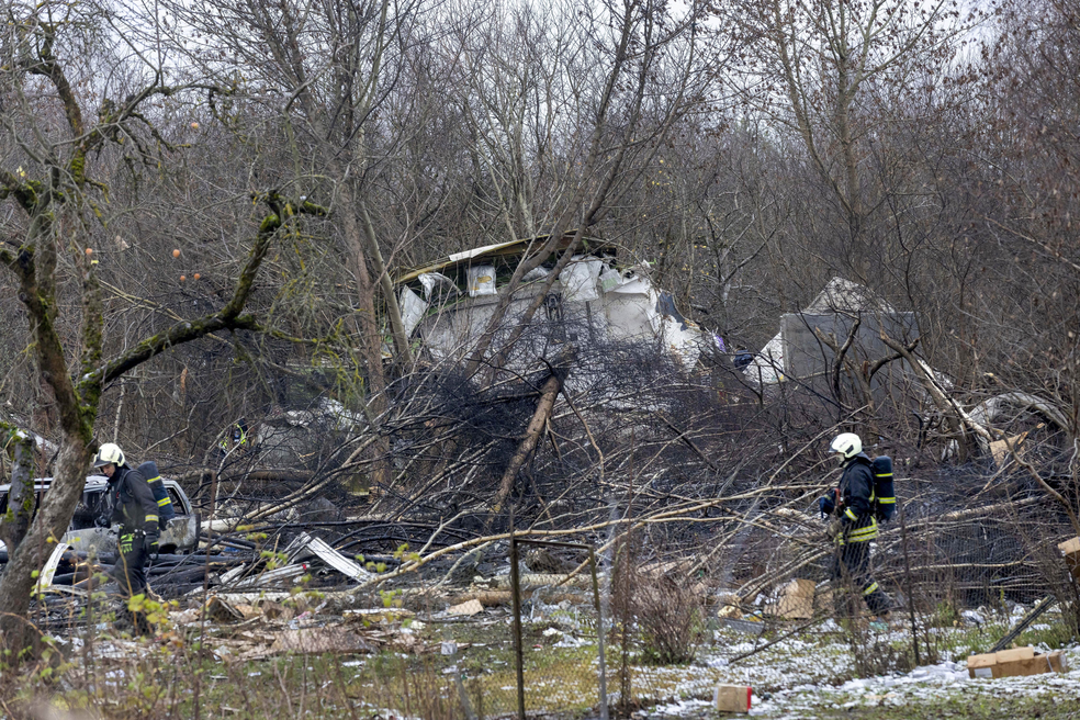 Avião cai em cima de casa perto de aeroporto na Lituânia — Foto: Mindaugas Kulbis/AP