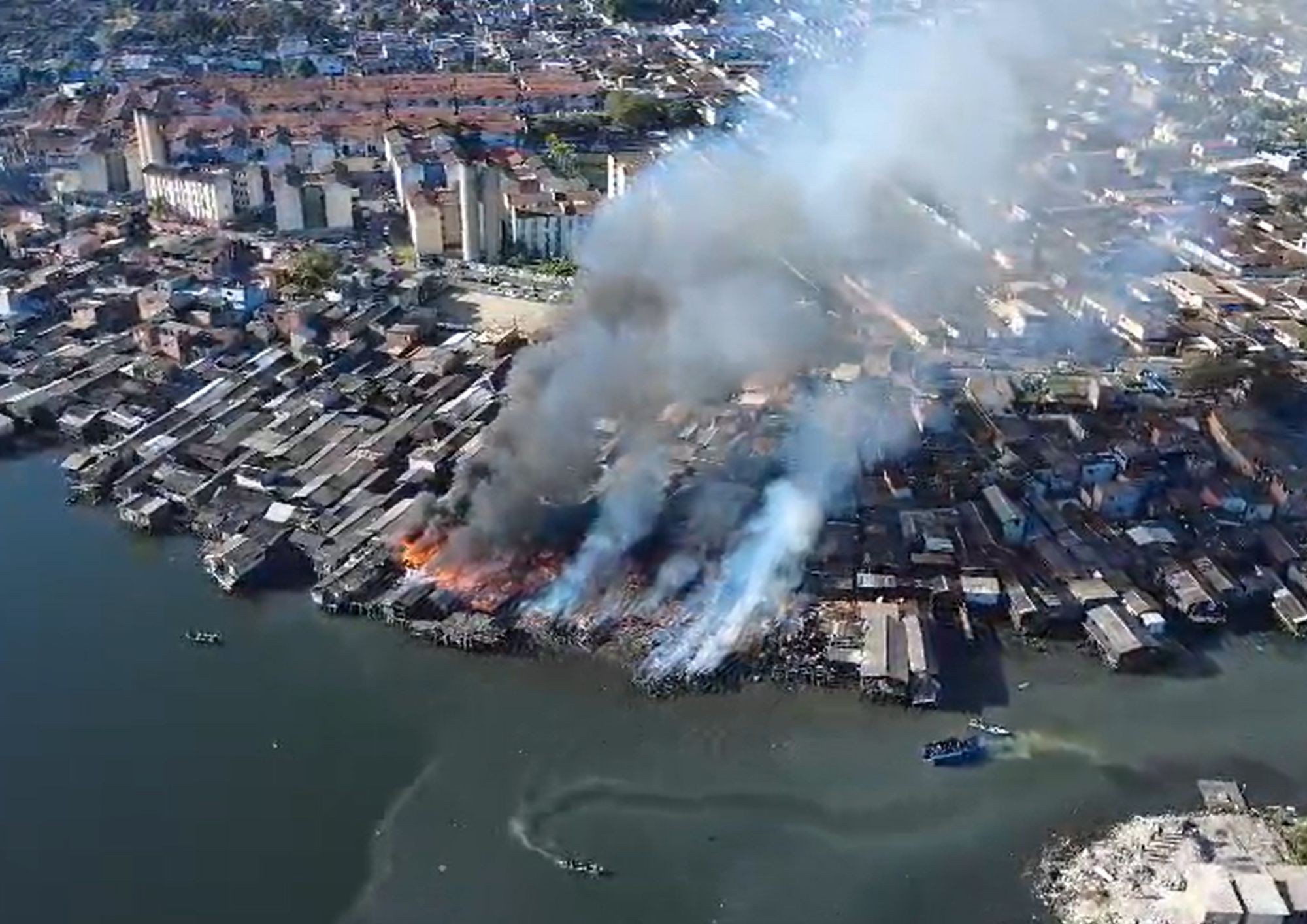 Santos decreta situação de emergência após incêndio na maior favela sobre palafitas do Brasil