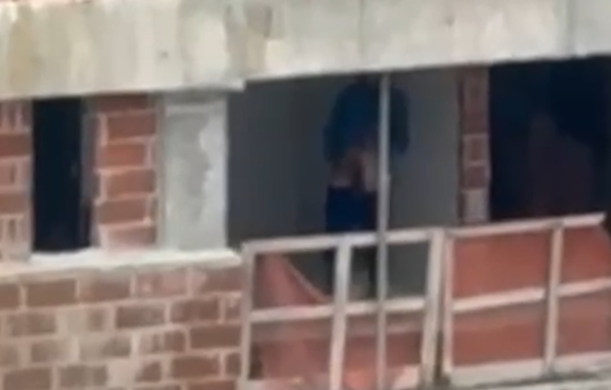 Funcionário de obra é filmado se masturbando em prédio em construção e mulher denuncia importunação sexual; VÍDEO