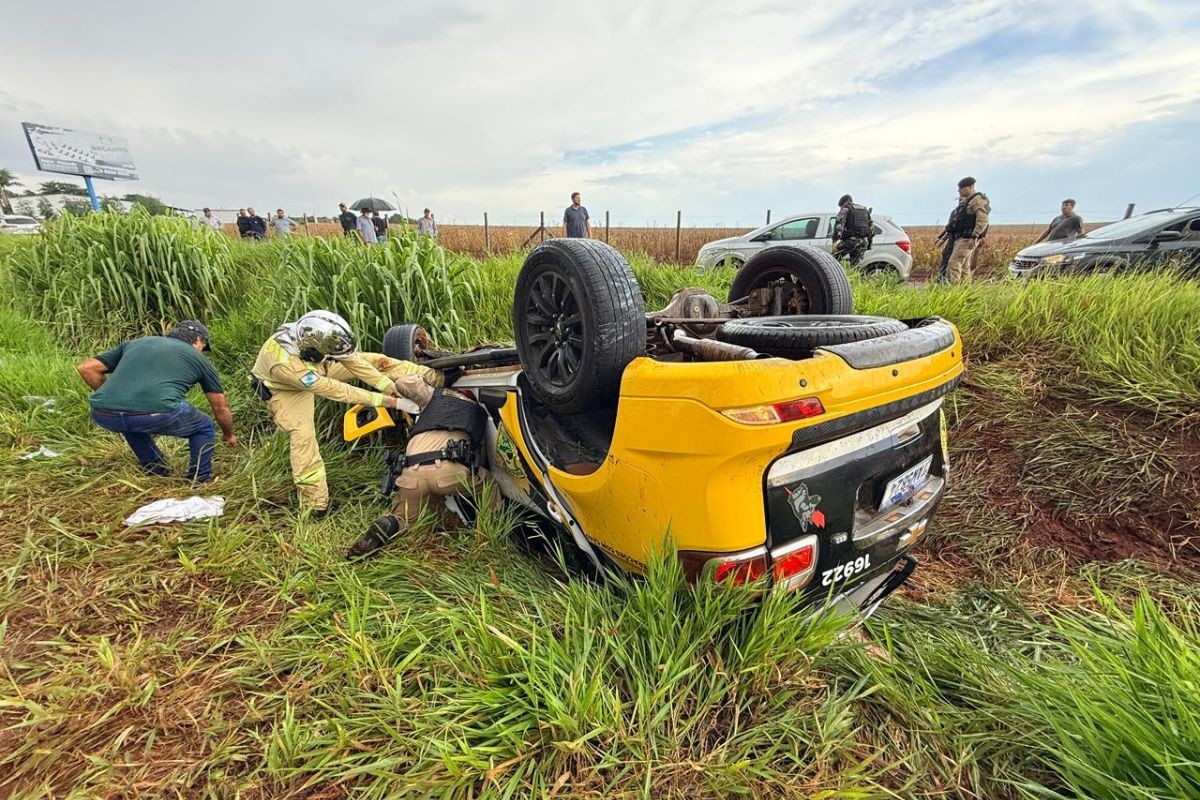 Policial morre e outro fica ferido após viatura aquaplanar e capotar em rodovia, do PR