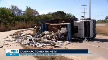Carreta tomba e afeta trânsito de rotatória na região norte de Palmas