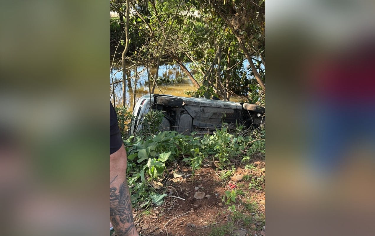 Motorista desvia de batida, perde o controle da direção e carro cai em ribeirão no interior de SP