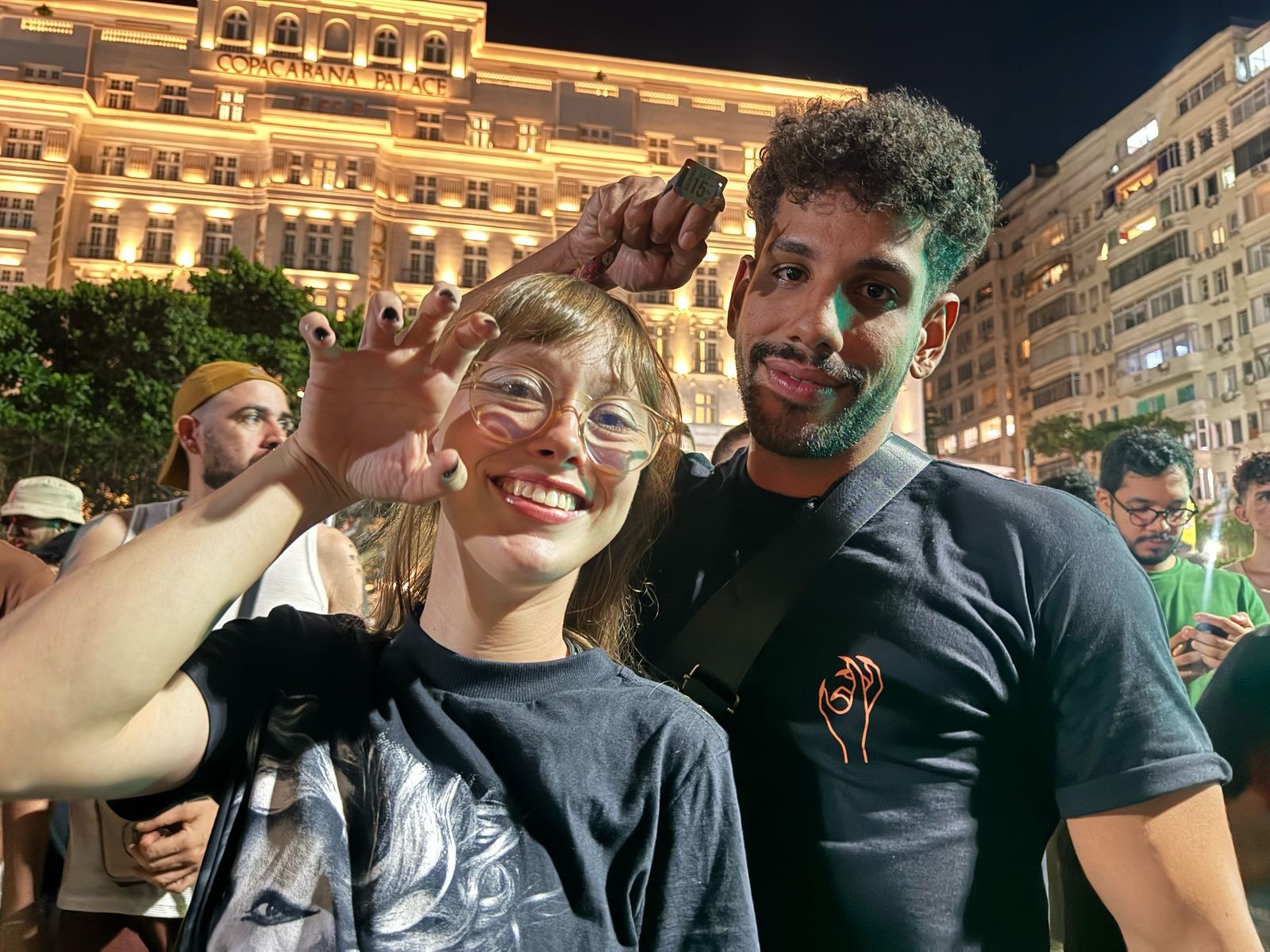 Fãs que levaram bolo de Gaga em 2017 e guardaram pulseira como 'recordação' vão a Copacabana com o adereço