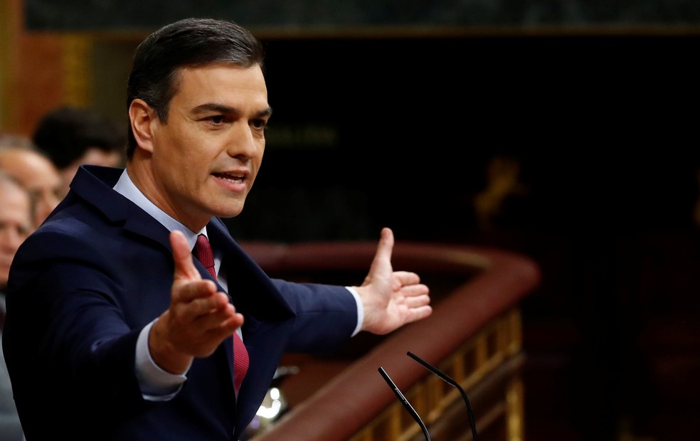 Pedro Sanchez gesticula durante discurso no parlamento espanhol, em 7 de janeiro de 2020 — Foto: Stringer/Reuters
