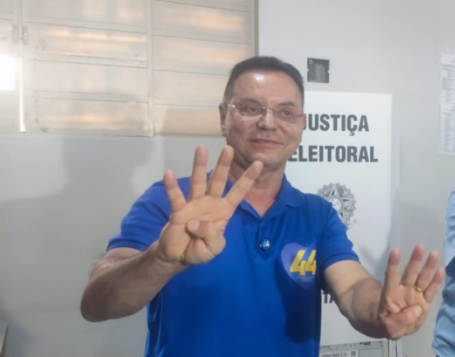 Candidato Eduardo Botelho (União Brasil) vota em Cuiabá 