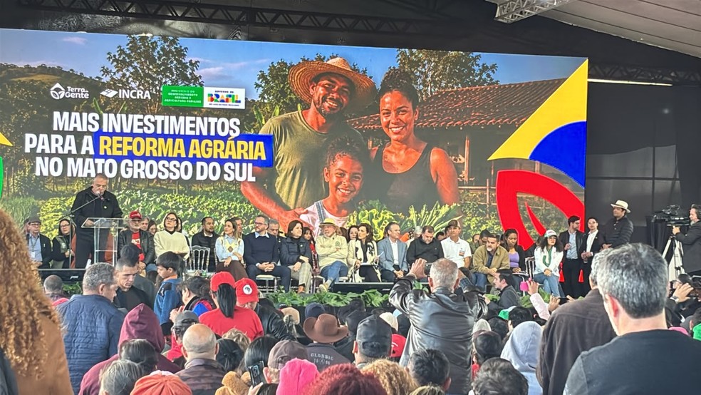 Lula entrega títulos de propriedade a quase 3 mil famílias do Assentamento Itamarati. — Foto: Débora Ricalde