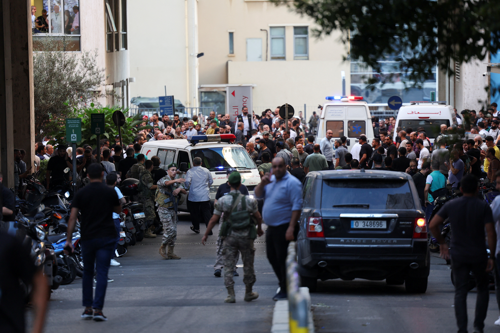 Multidão reunida do lado de fora de um hospital em Beirute, no Líbano, após explosões — Foto: REUTERS/Mohamed Azakir