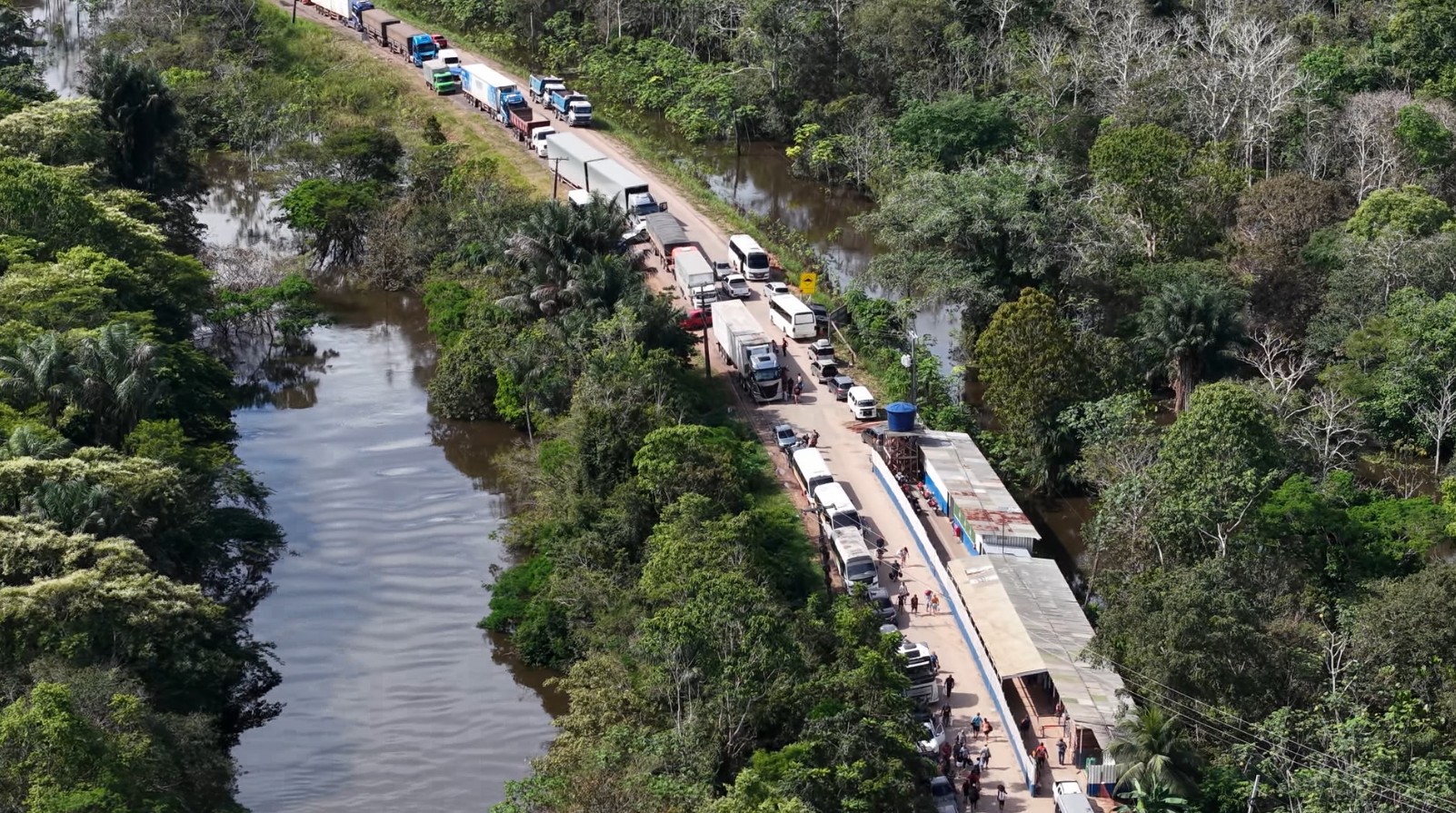 Longas filas e calor: desabamento no aterro do Rio Curuçá deixa motoristas presos na BR-319