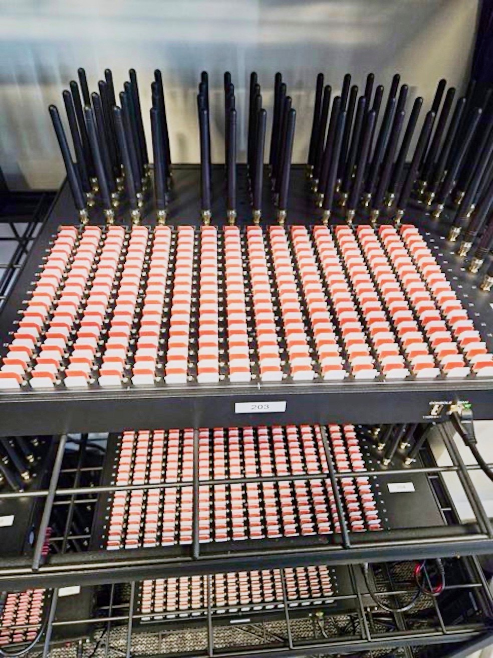Servidores com chips SIM clandestinos conectados à rede de telefonia de Nova York apreendidos pelo Serviço Secreto em 22 de setembro de 2025. — Foto: Serviço Secreto dos EUA via AP