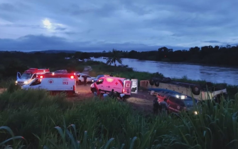 Ônibus tomba e deixa mortos no sudoeste da Bahia — Foto: Reprodução/TV Sudoeste