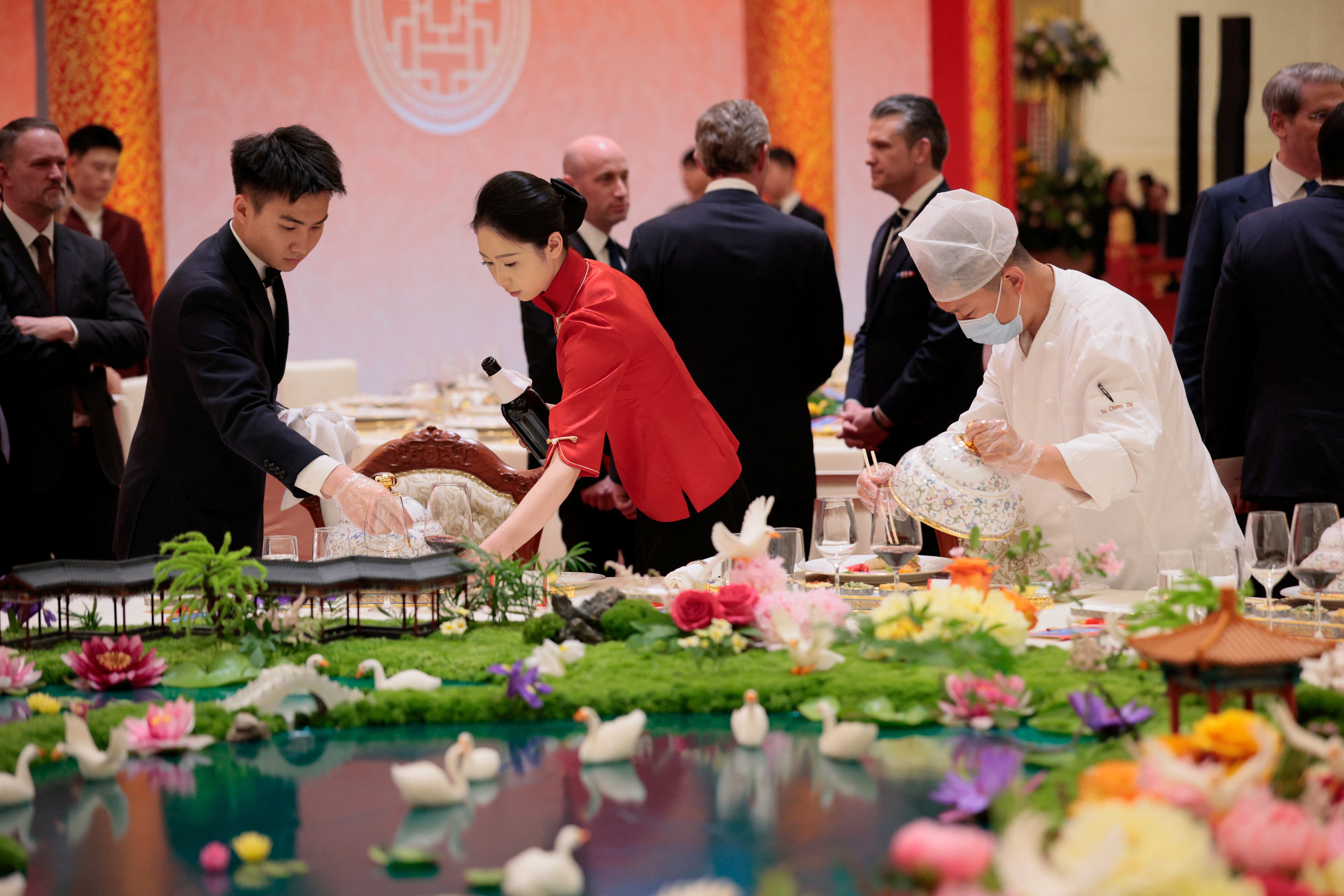 Decoração de jardim chinês nas mesas, louça luxuosa e Musk 'tietado': veja FOTOS de banquete com Trump e Xi na China