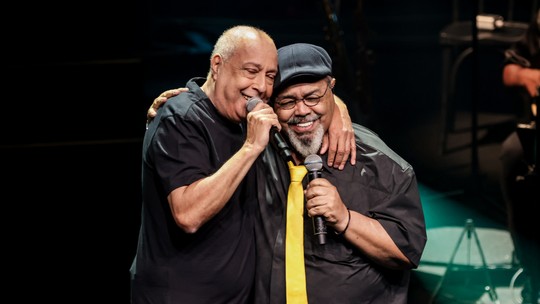 Sombrinha revê amigos ao repisar 50 anos de samba e suor em show no Rio - Diogo Nogueira, Jorge Aragão, Xande de Pilares e Zeca Pagodinho participam da gravação ao vivo do show do bamba revelado no grupo Fundo de Quintal.