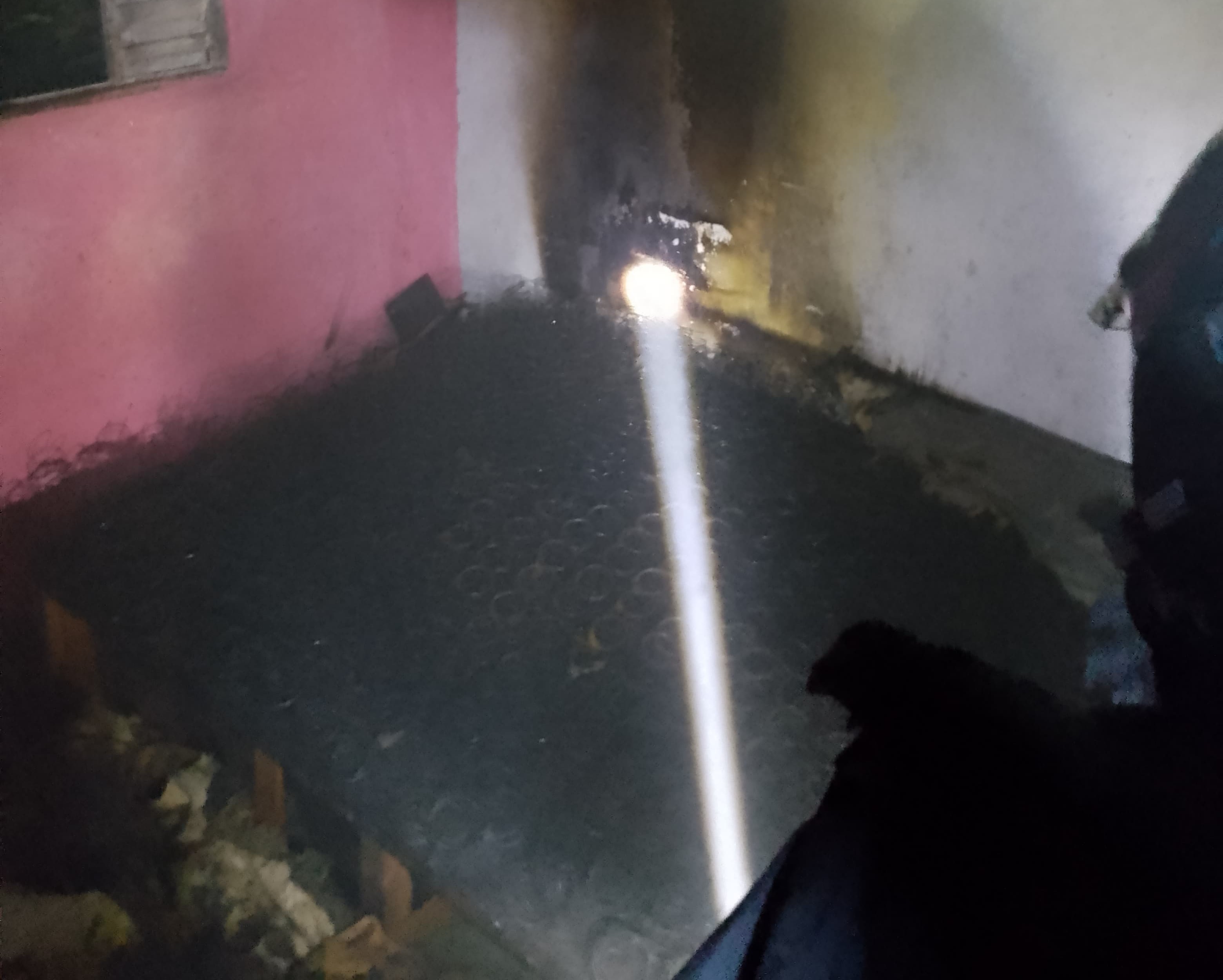 Celular explode durante recarga e provoca princípio de incêndio em casa na Zona Leste de Manaus