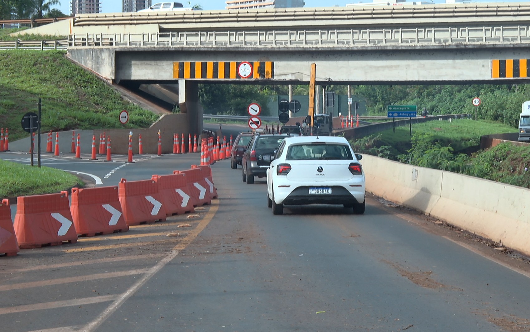 Interdição para veículos grandes na Avenida Adelmo Perdizza, em Ribeirão Preto, SP, deve durar até o fim do ano