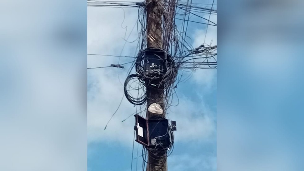 Veja como ficou danificado os equipamentos da provedora que atua na Sabiaguaba. — Foto: Reprodução