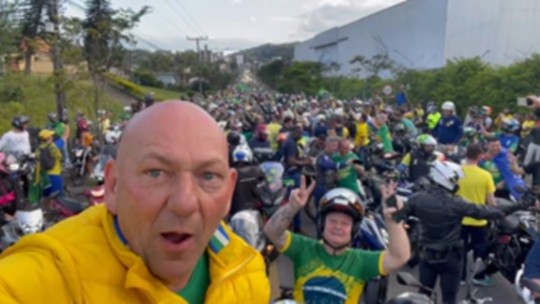 É #FAKE que vídeo de Luciano Hang tenha sido gravado em motociata em Joinville no último domingo; gravação é de 2022 - Post falso usa gravação de 1° de outubro de 2022, data em que o ex-presidente Jair Bolsonaro realizou uma motociata em Joinville, um dia antes do primeiro turno das eleições.