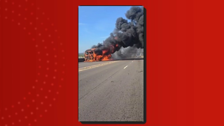 Ônibus pega fogo na Ponte Jornalista Phelippe Daou em Manaus