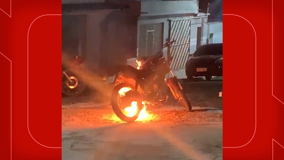 Condutor lanço um isqueiro na própria moto depois de ficar revoltado com uma abordagem policial — Foto: Divulgação