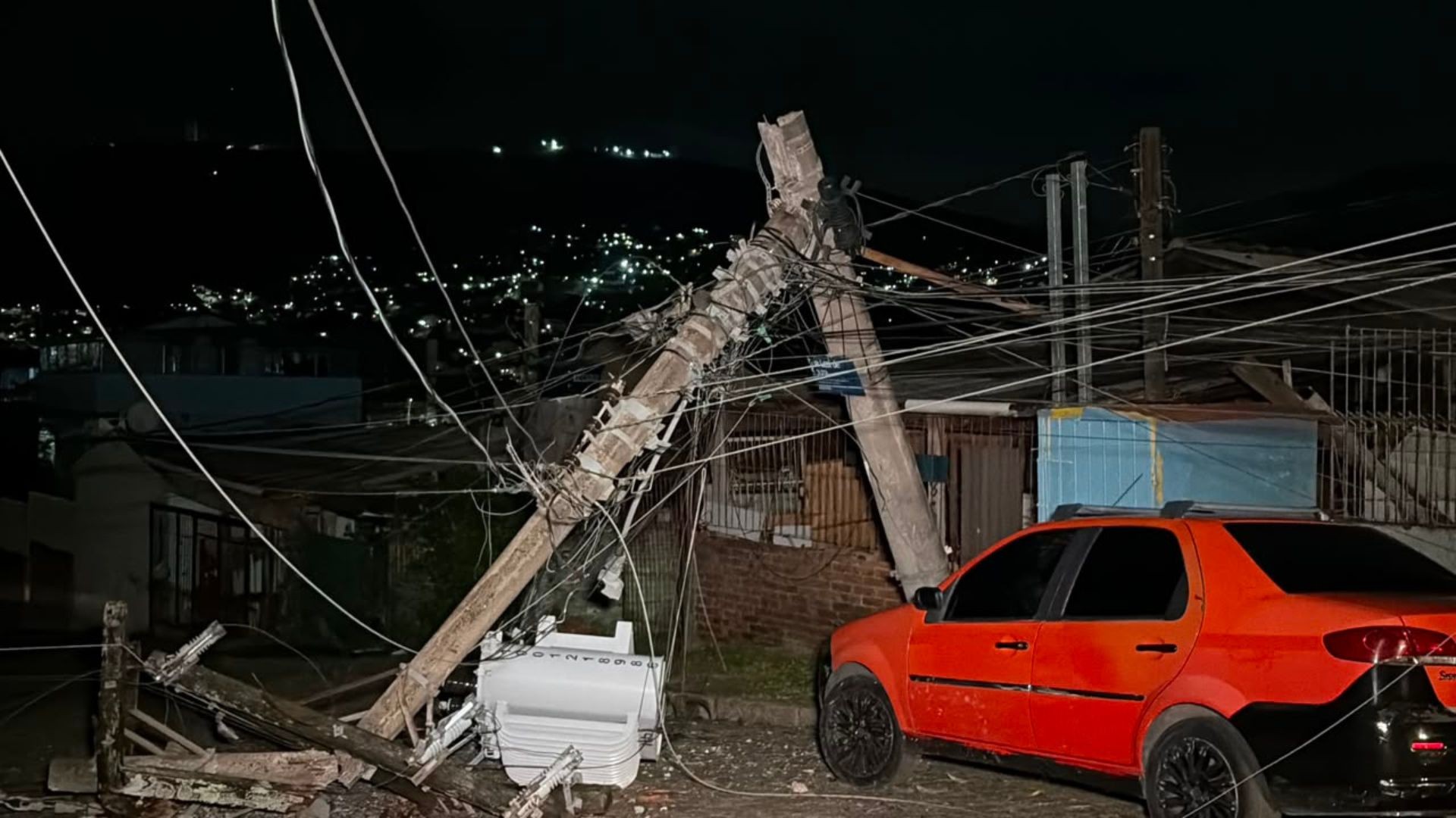 Mais de 330 mil pontos ficam sem energia no Rio Grande do Sul após temporal