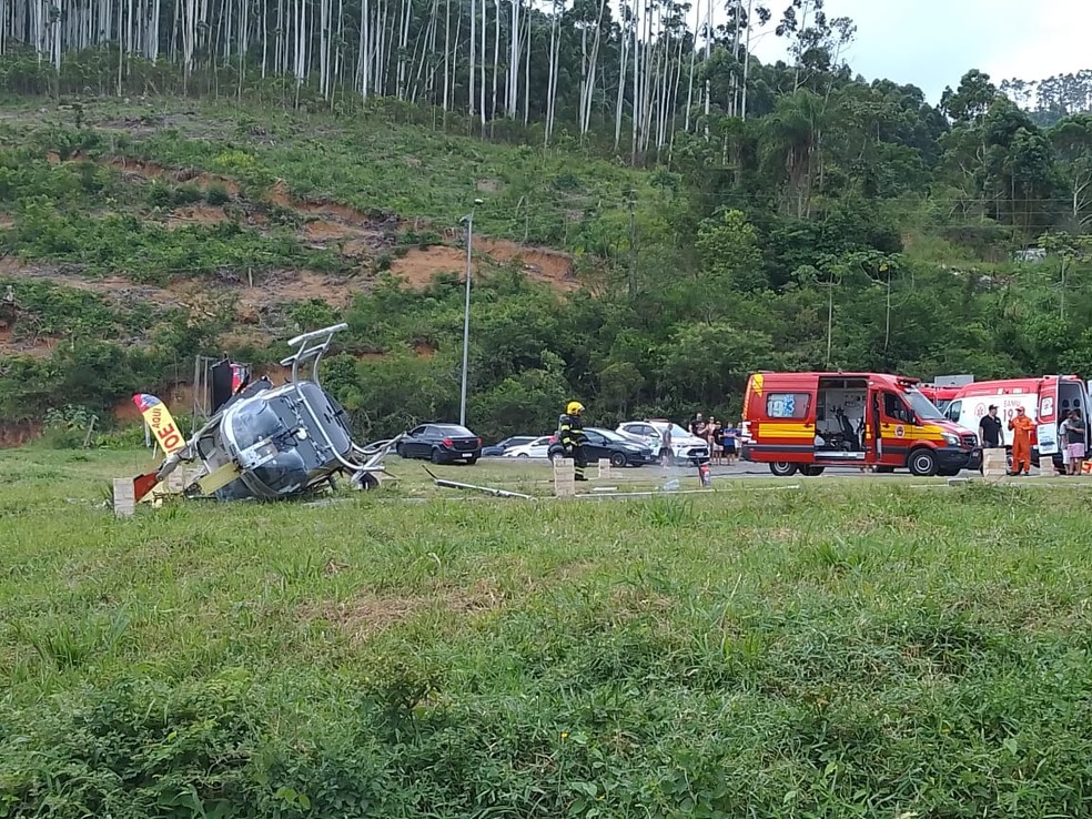 Helicóptero cai em cidade de SC — Foto: Corpo de Bombeiros/Divulgação
