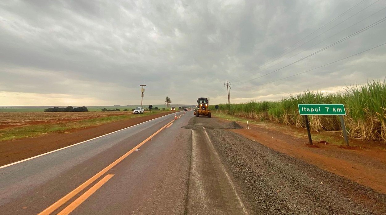 Incêndio interdita totalmente a SP-225 em Itapuí e mobiliza equipes de emergência