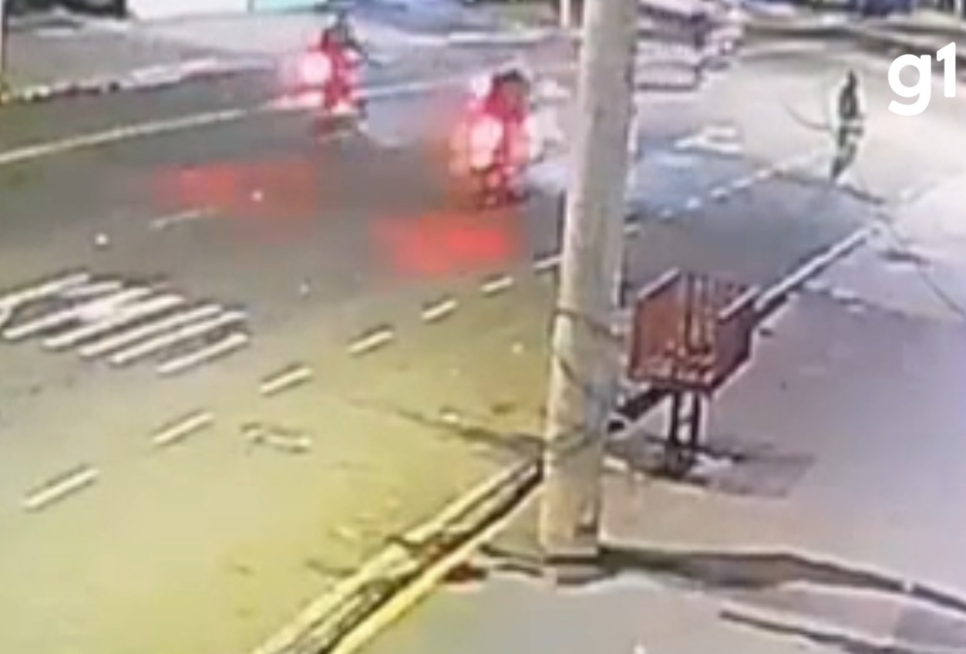 'Nasci de novo': motociclistas são atingidos no pescoço por fiação em rua