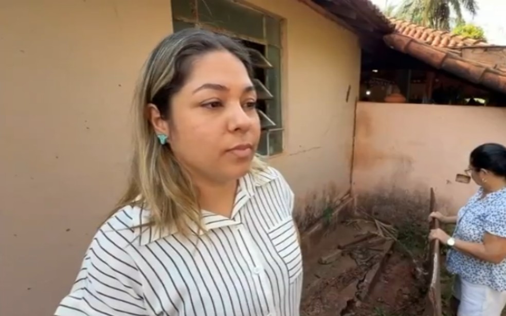 Bióloga Layra Rafaela explica sobre jiboia no fundo de quintal de casa de idosa — Foto: Reprodução/TV TEM