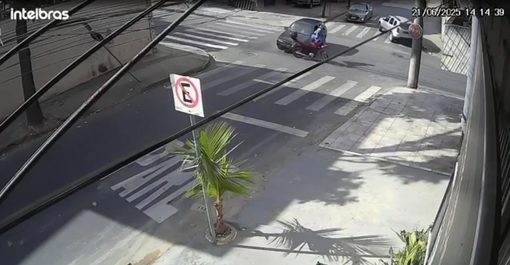 Condutor sem CNH e com sinais de embriaguez atinge motociclista em cruzamento; vítima morreu