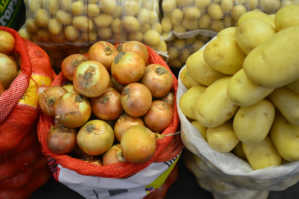 A alta foi puxada sobretudo pelos alimentos comprados para consumo em casa, como a batata-inglesa e a cebola. &mdash; Foto: J&uacute;lio C&eacute;sar Costa/g1