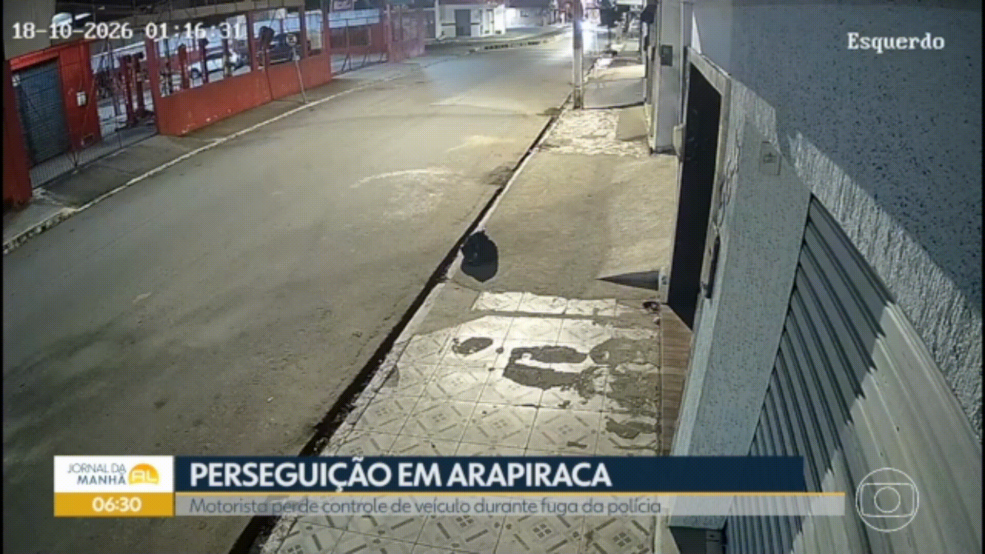 VÍDEO: motorista fica ferido ao fugir da polícia, capotar carro e colidir contra poste em Arapiraca