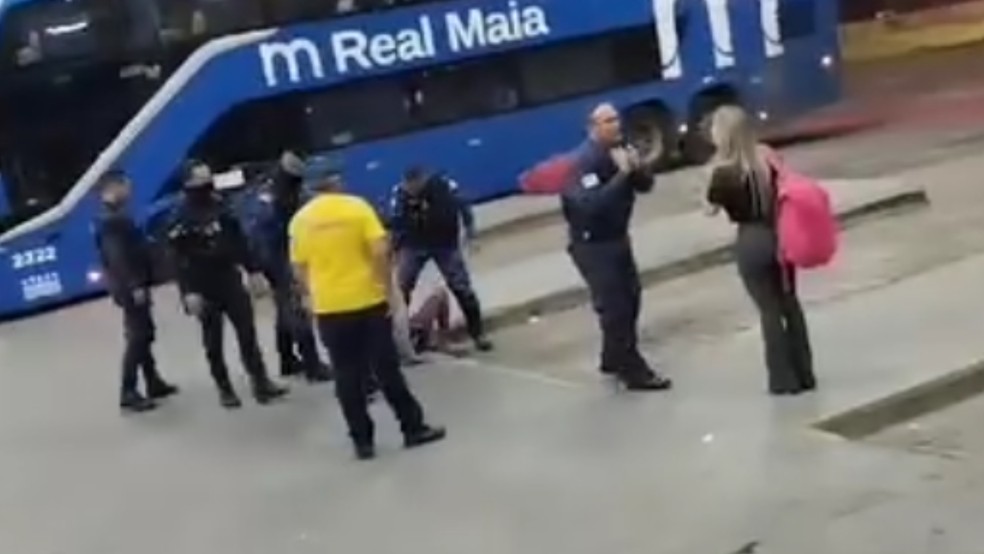 Agressões contra homem em Juazeiro do Norte só pararam quando uma mulher reclamou com os guardas — Foto: Reprodução