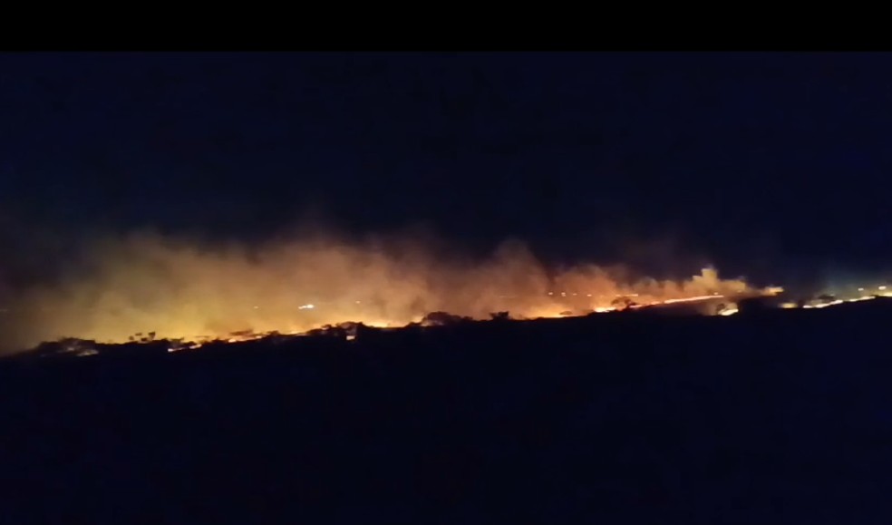 As chamas estão sendo controladas pelo Corpo de Bombeiros, em Pirapozinho (SP) — Foto: Cedida